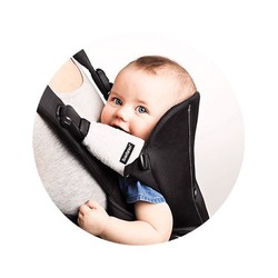 Mochila porta bebé Mini de BabybJörn Beige/Leopardo Cotton — LAS4LUNAS