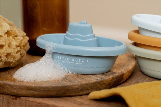 Barcos de juego en el agua de Little Dutch