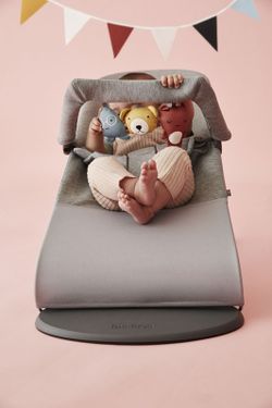 Hamaca Babybjorn Bliss Gris Claro Jersey 3D con juguete
