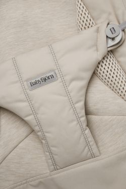 Hamaca Balance Soft Tri-fabric de BabyBJörn con bolsa de transporte de regalo