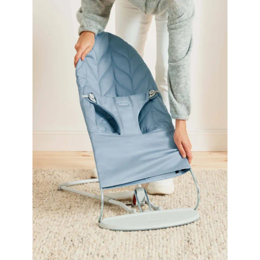 Hamaca Bliss Petals de BabyBjörn color Azul con bolsa de transporte de regalo