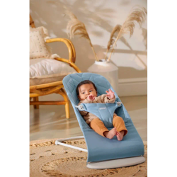 Hamaca Bliss Petals de BabyBjörn color Azul con bolsa de transporte de regalo