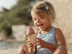 Cubo de playa con moldes de helado de Little Dutch Ocean Dreams