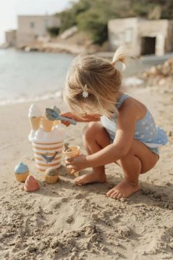 Cubo de playa con moldes de helado de Little Dutch Ocean Dreams
